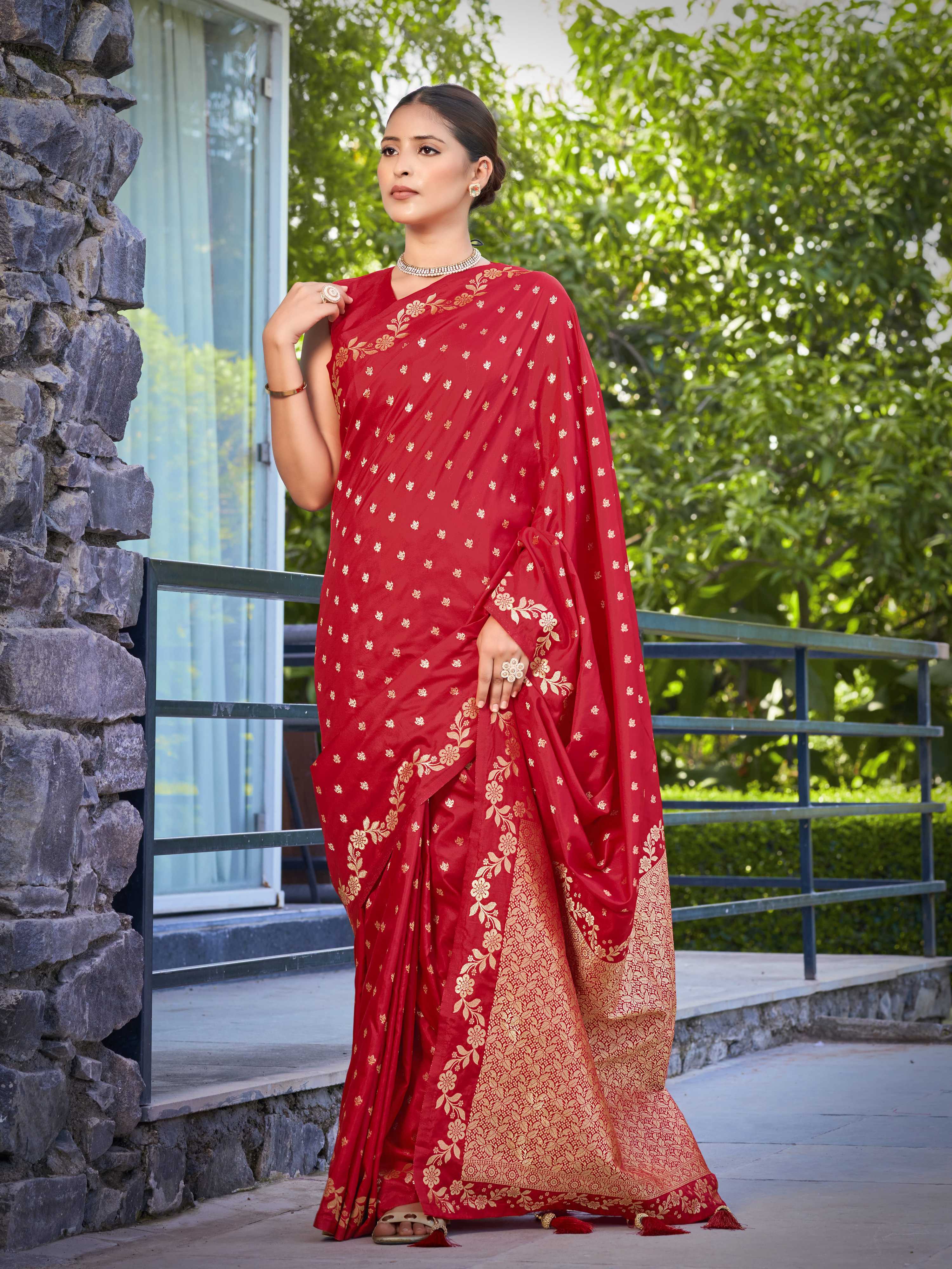 MANOHARI Banarasi Silk Blend Jacquard Work Saree - Red | Grocsy