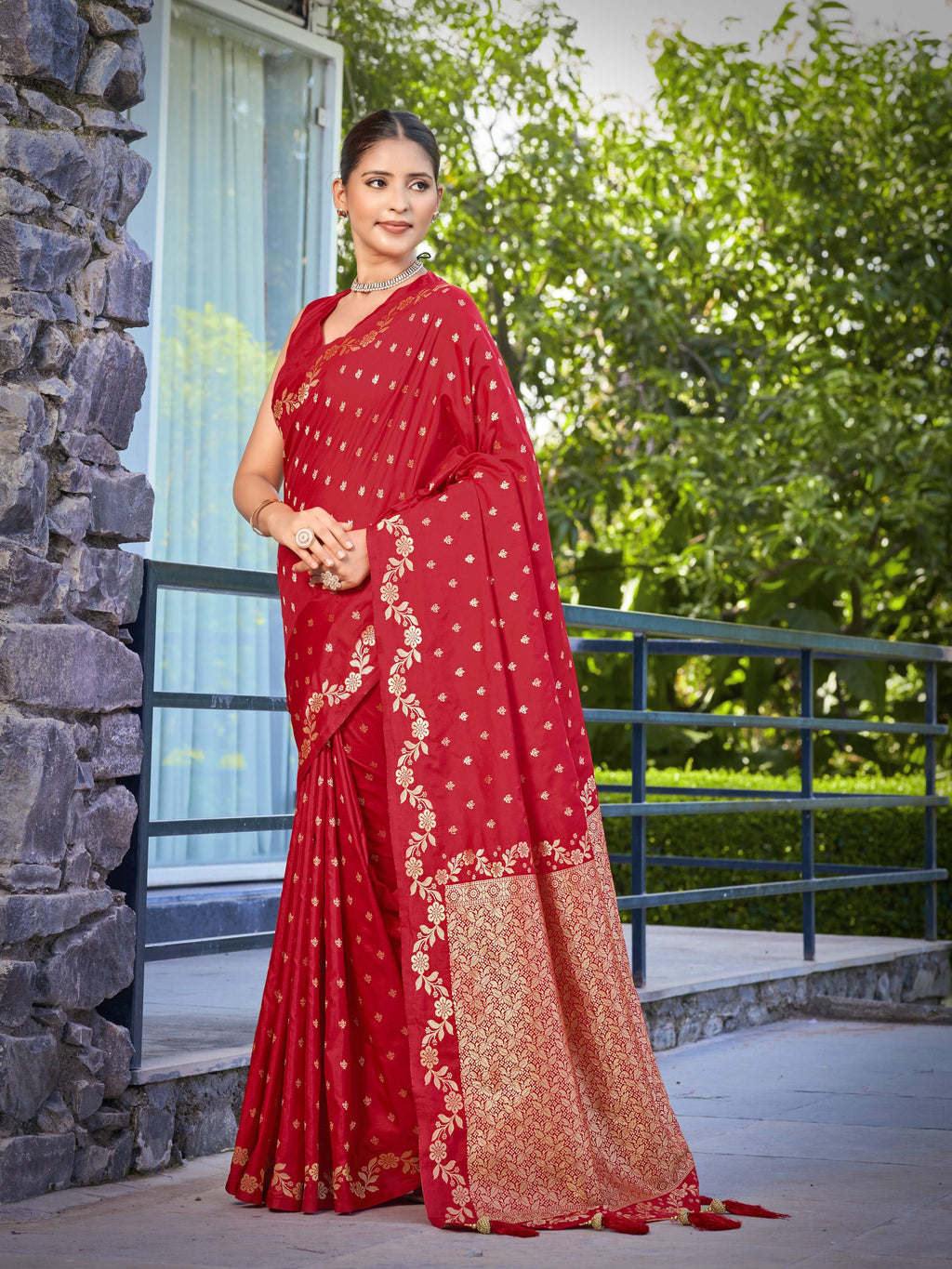 MANOHARI Banarasi Silk Blend Jacquard Work Saree - Red | Grocsy