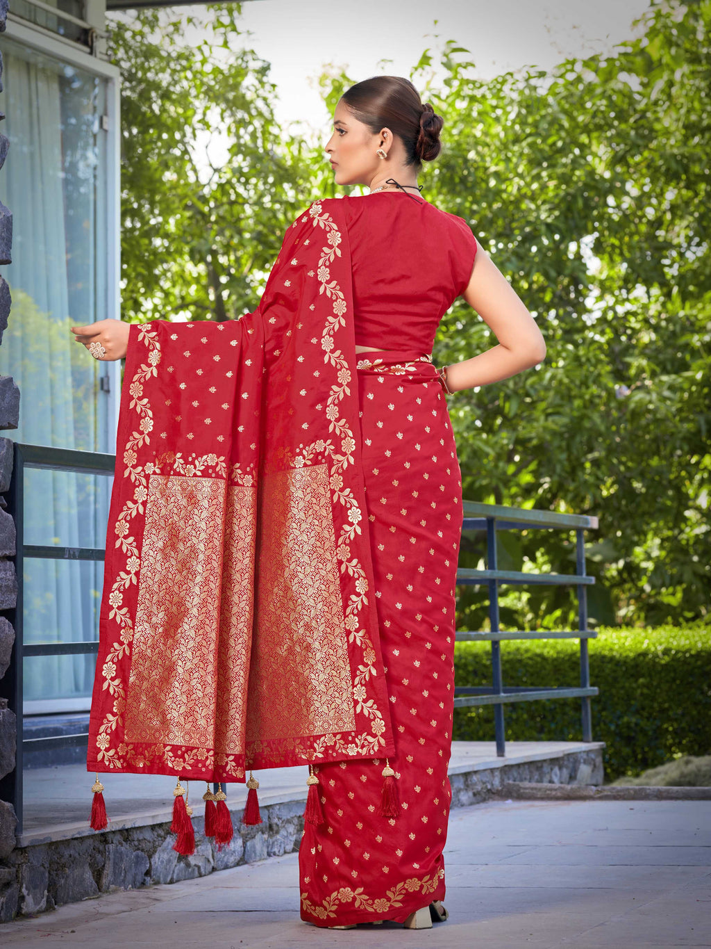 MANOHARI Banarasi Silk Blend Jacquard Work Saree - Red | Grocsy