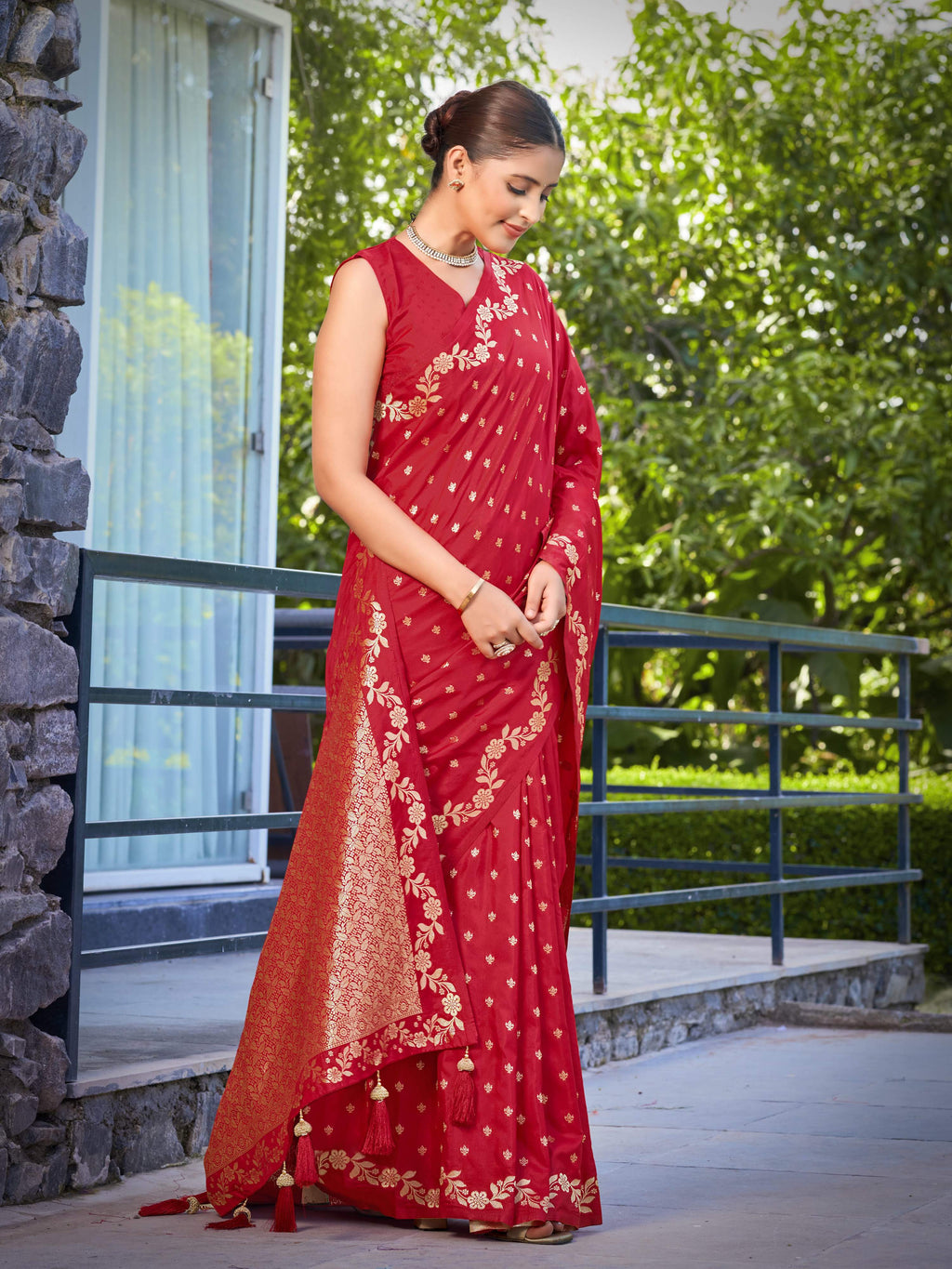 MANOHARI Banarasi Silk Blend Jacquard Work Saree - Red | Grocsy