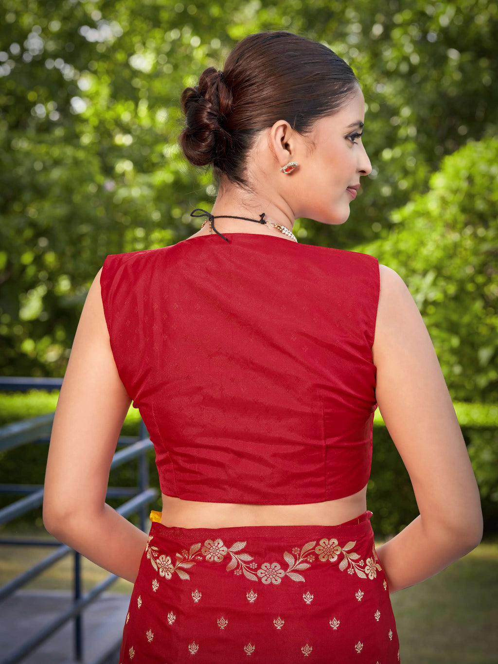 MANOHARI Banarasi Silk Blend Jacquard Work Saree - Red | Grocsy