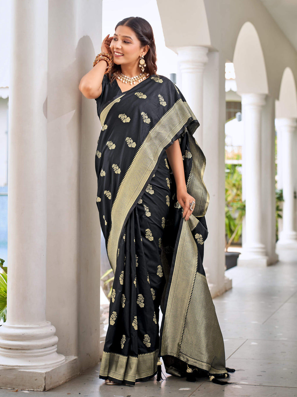 MANOHARI Banarasi Silk Blend Jacquard Work Saree - Black | Grocsy