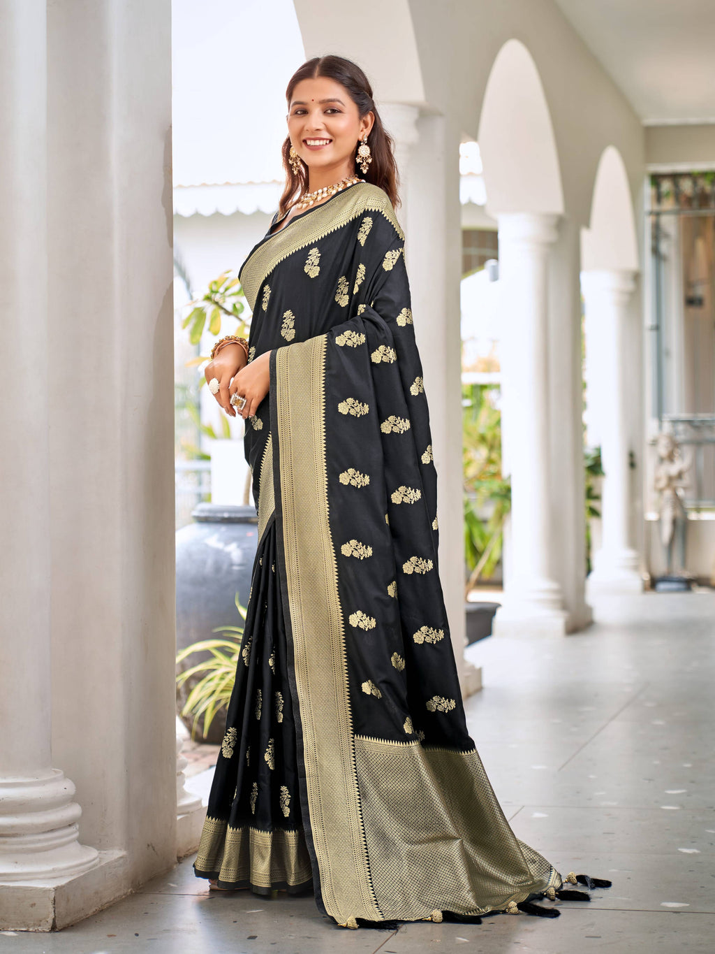 MANOHARI Banarasi Silk Blend Jacquard Work Saree - Black | Grocsy