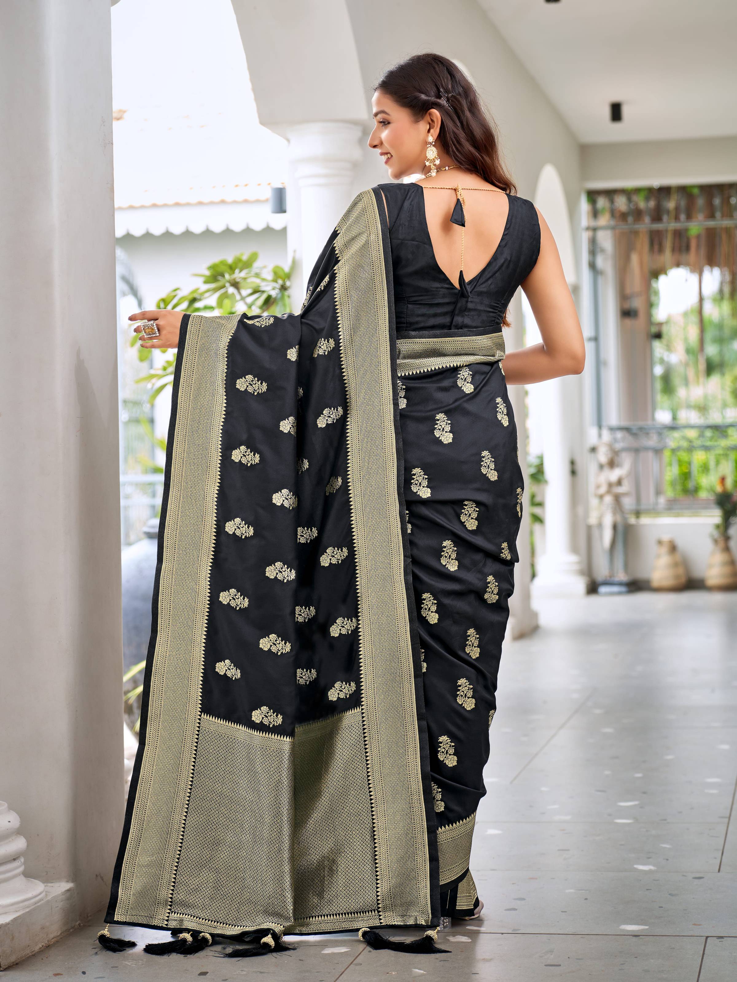 MANOHARI Banarasi Silk Blend Jacquard Work Saree - Black | Grocsy