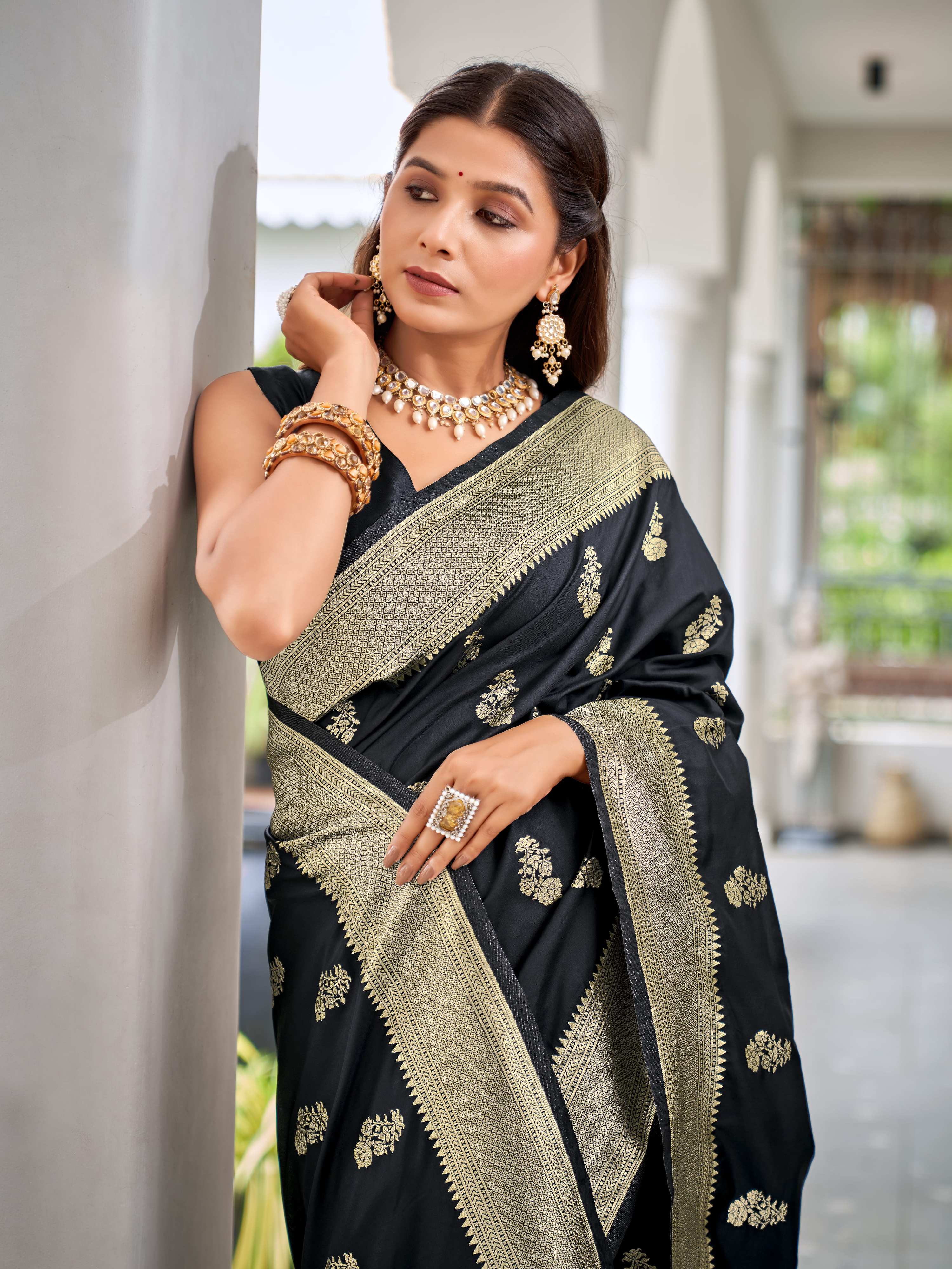 MANOHARI Banarasi Silk Blend Jacquard Work Saree - Black | Grocsy