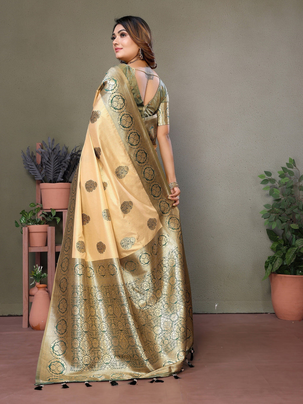 Vedant Vastram Viscose Silk Kanjeevaram Silk Saree - Green | Grocsy