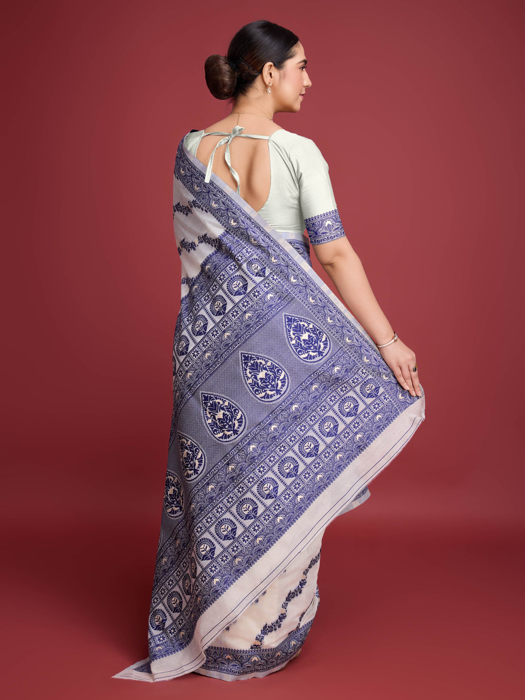 Vedant Vastram Dhakai Jamdani Cotton Saree - Navy | Grocsy
