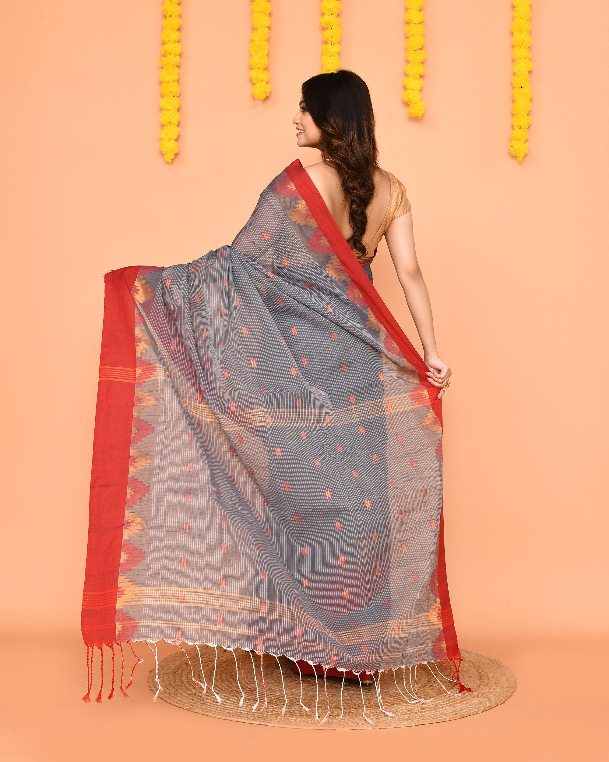 Piyari Fashion Women's Grey Cotton Blend Handloom Saree With Red Temple Border | Grocsy