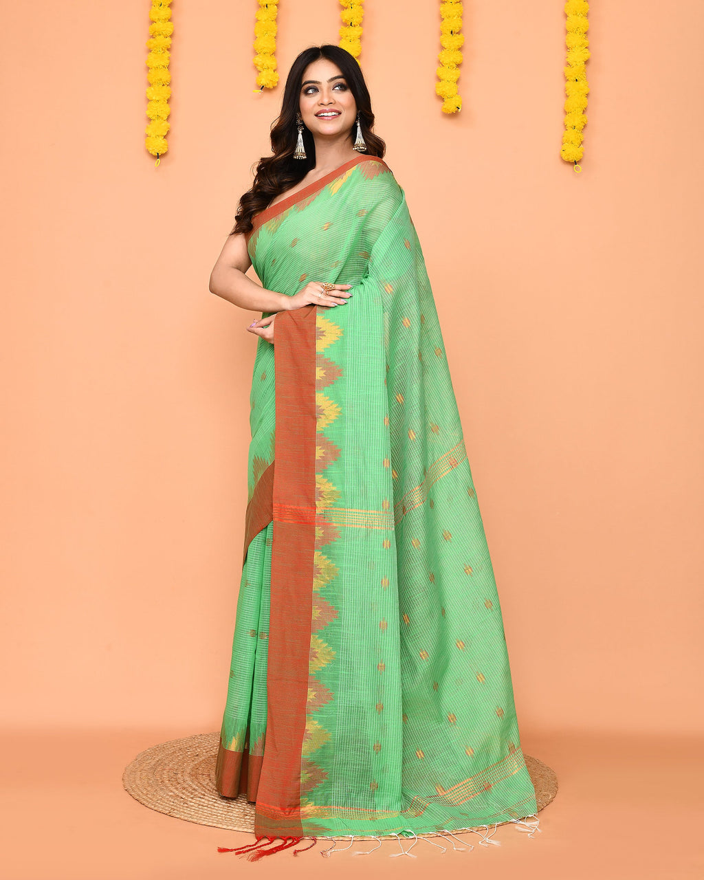 Piyari Fashion Women's Green Cotton Blend Handloom Saree With Red Temple Border | Grocsy