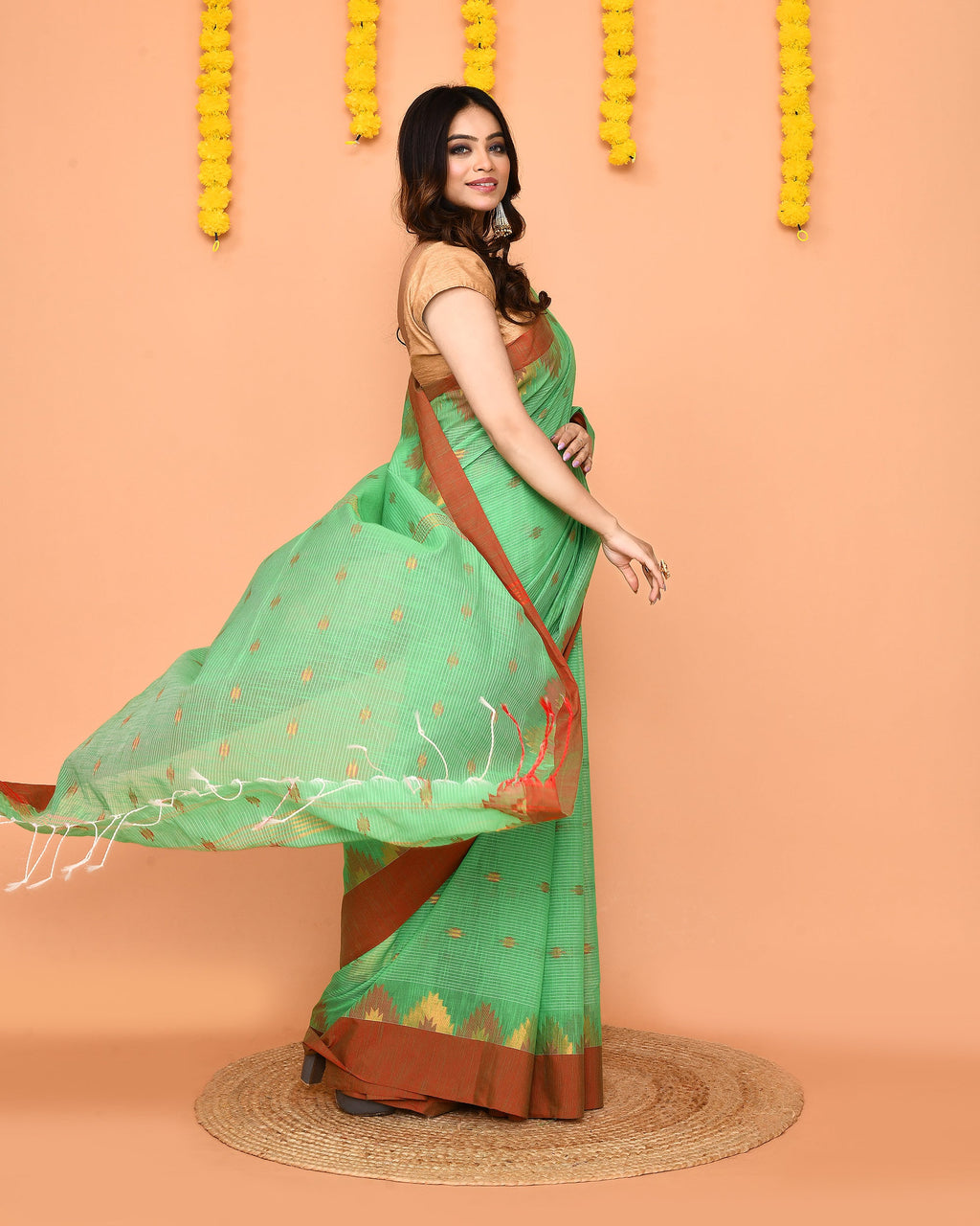 Piyari Fashion Women's Green Cotton Blend Handloom Saree With Red Temple Border | Grocsy