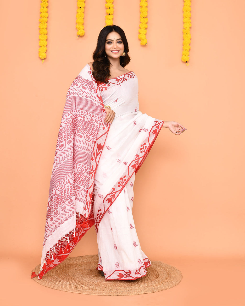 Piyari Fashion Women's White Cotton Handloom Saree With Tassels | Grocsy