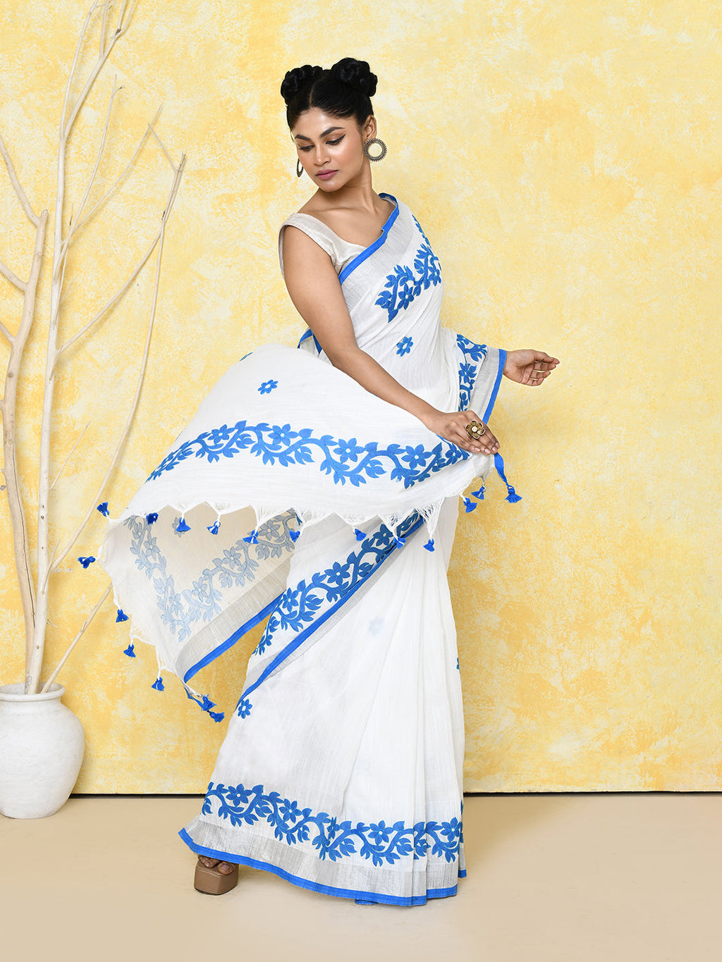 Piyari Fashion Women's White Exclusive Applique Saree With Blouse Piece | Grocsy