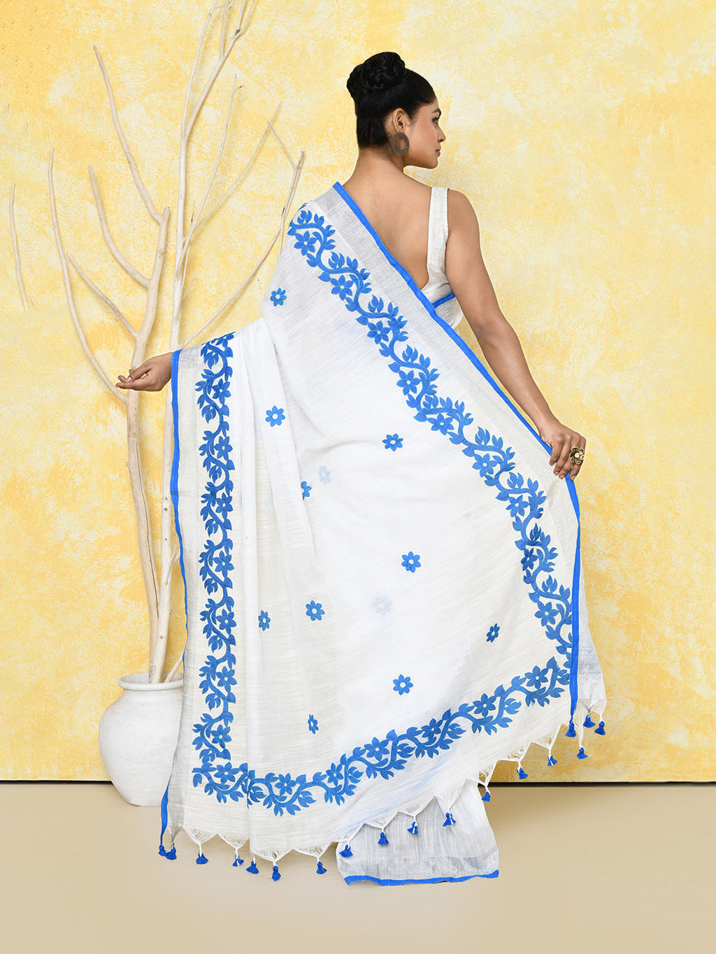 Piyari Fashion Women's White Exclusive Applique Saree With Blouse Piece | Grocsy
