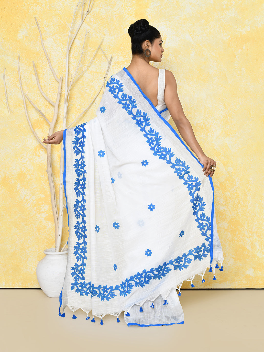 Piyari Fashion Women's White Exclusive Applique Saree With Blouse Piece | Grocsy