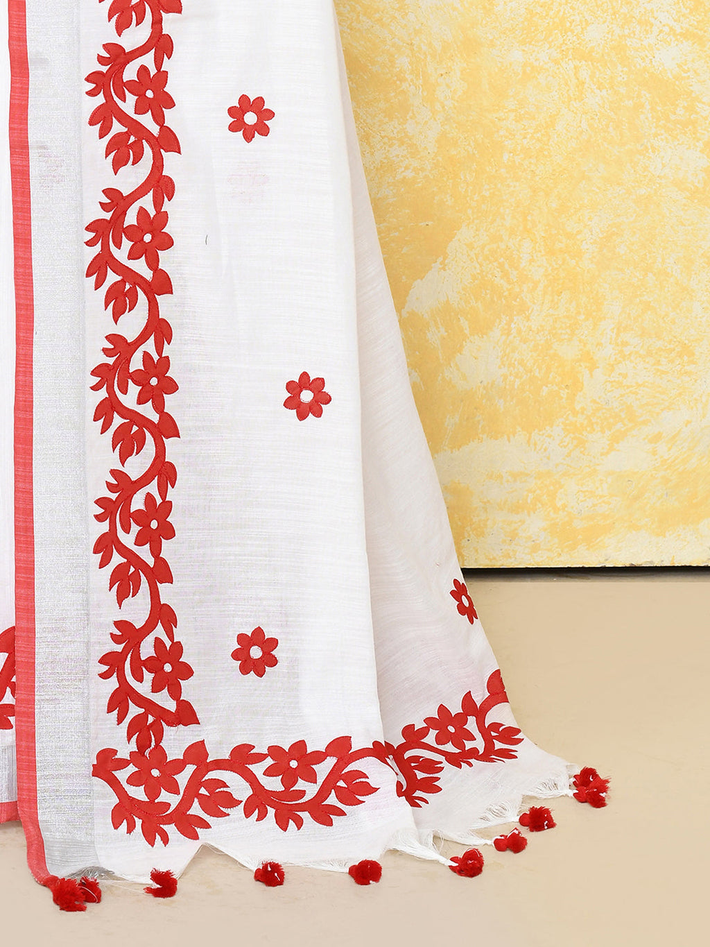 Piyari Fashion Women's White Exclusive Applique Saree With Blouse Piece | Grocsy