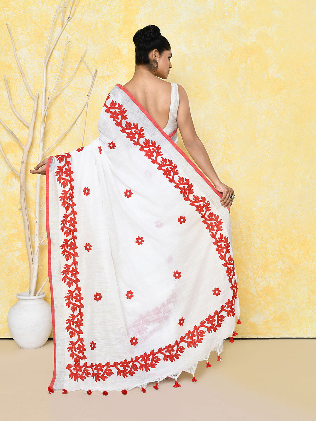 Piyari Fashion Women's White Exclusive Applique Saree With Blouse Piece | Grocsy