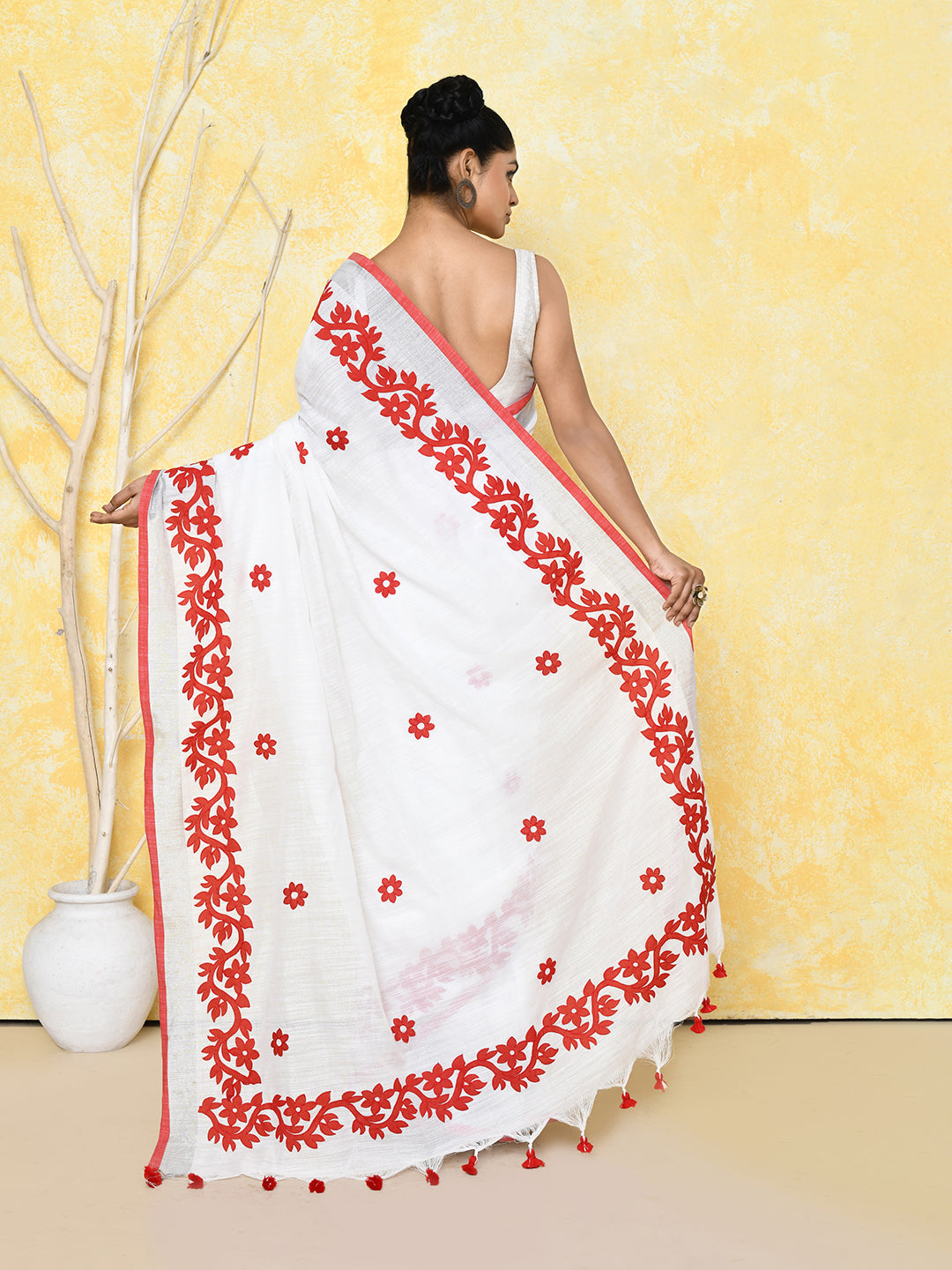 Piyari Fashion Women's White Exclusive Applique Saree With Blouse Piece | Grocsy