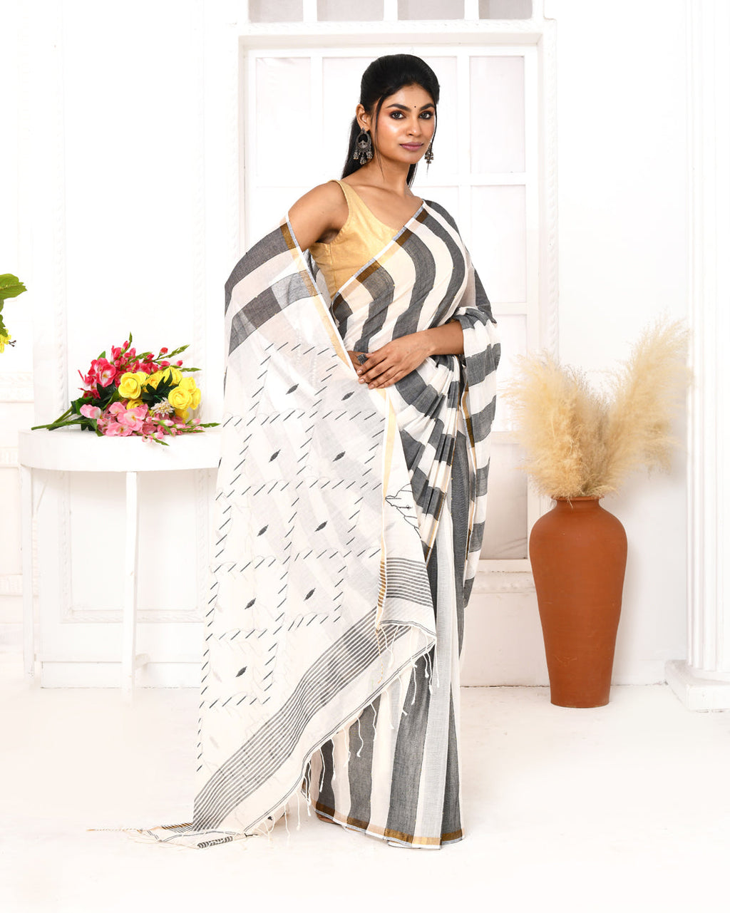 Piyari Fashion Women's Grey White Cotton Handloom Jamdani Saree With Blouse | Grocsy