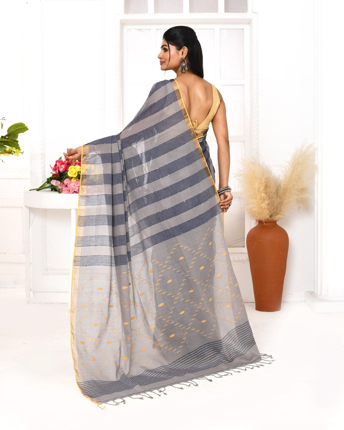 Piyari Fashion Women's Grey Cotton Handloom Jamdani Saree With Blouse | Grocsy