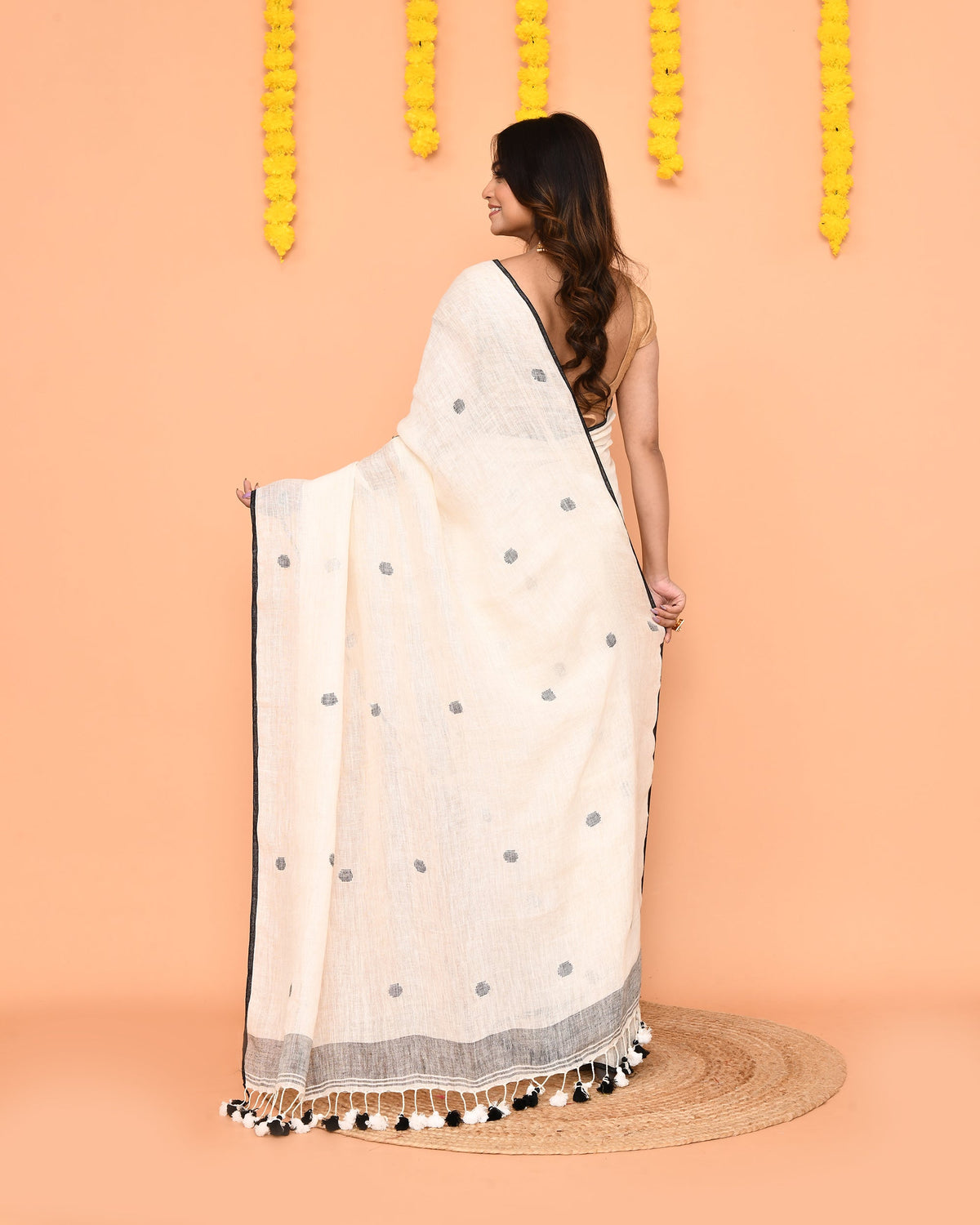 Piyari Fashion Women's Off White Linen Ball Jamdani Saree With Tassels | Grocsy