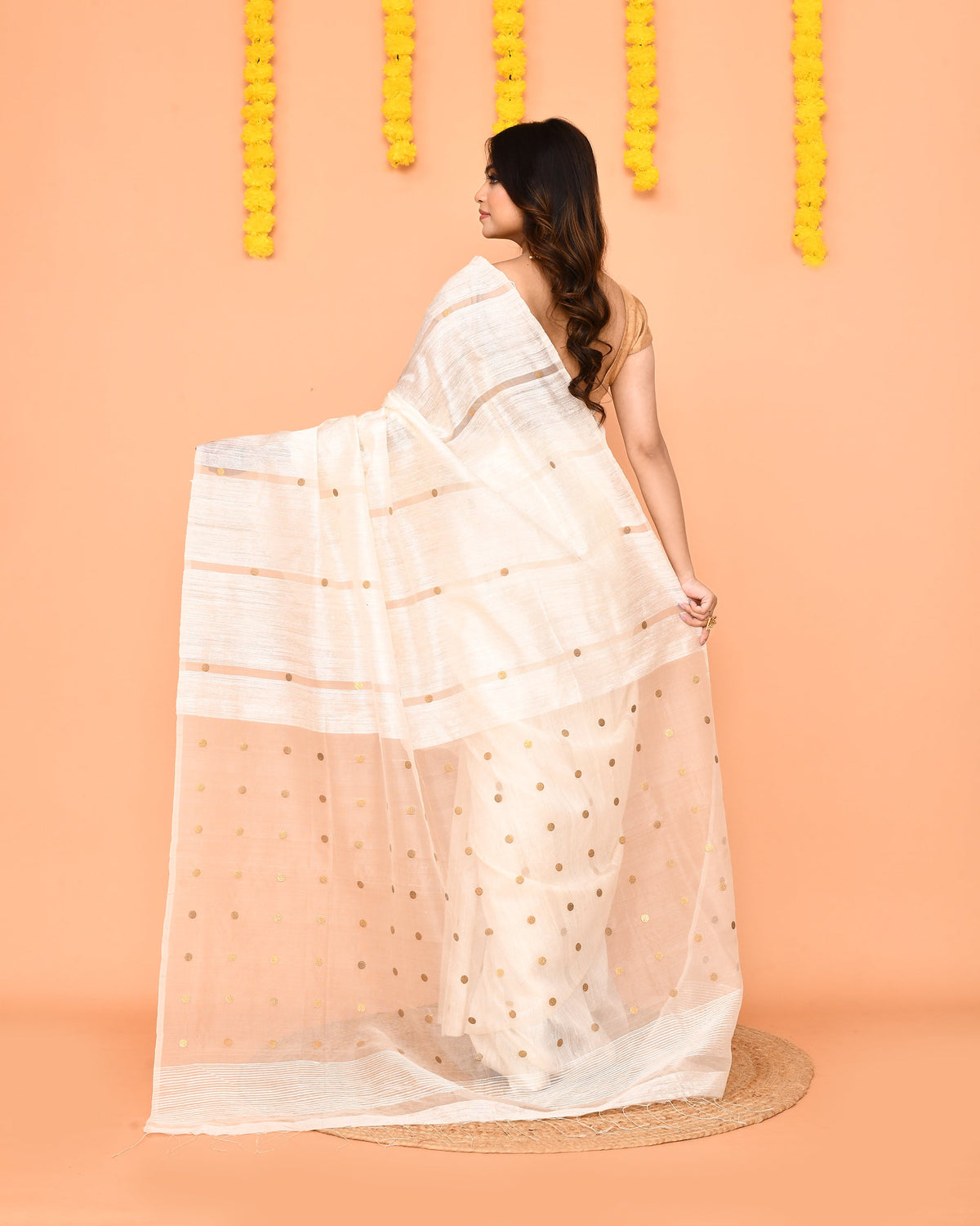Piyari Fashion Traditional White Handwoven Matka Silk Jamdani Saree With Sequins | Grocsy