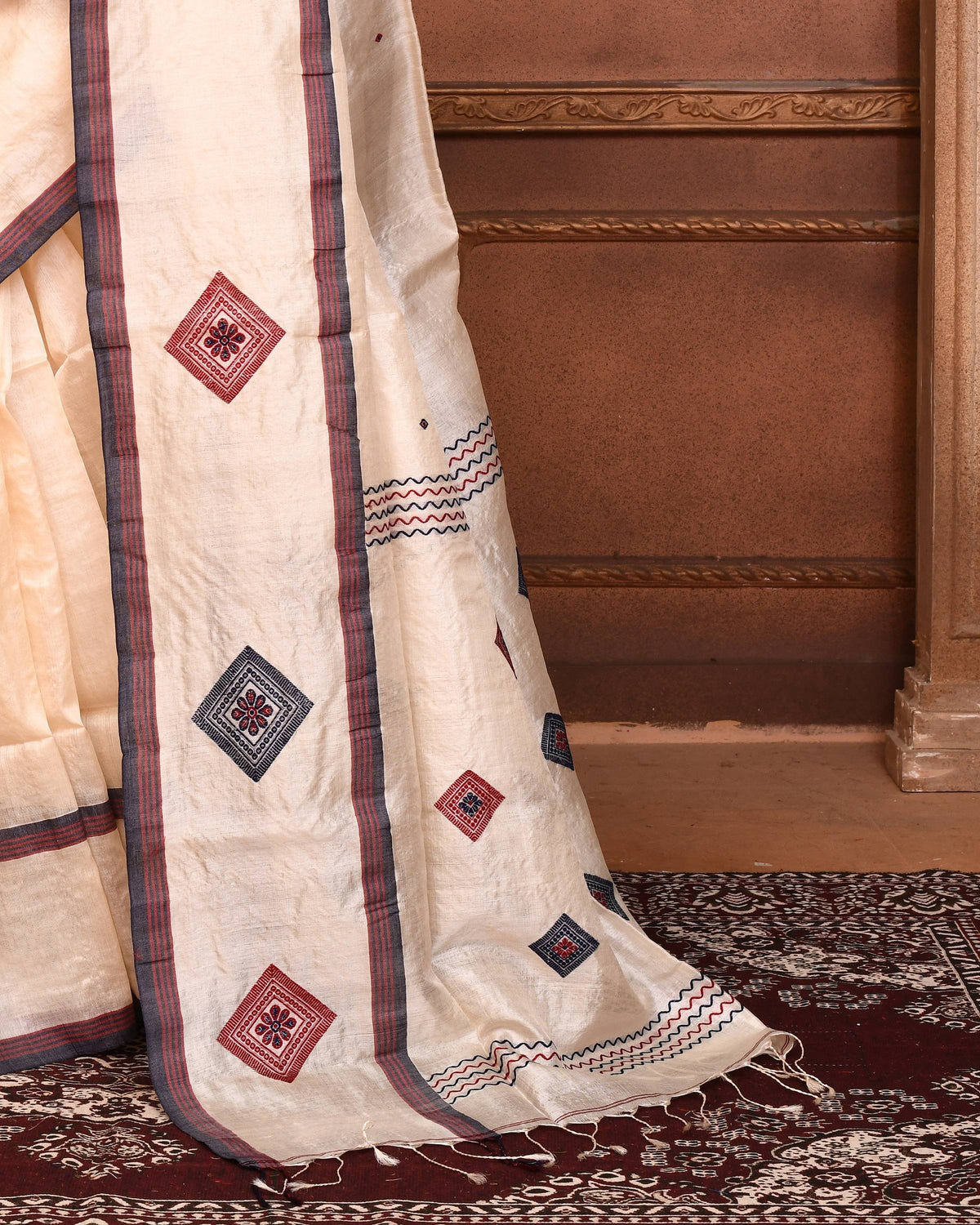 Piyari Fashion Off White Tussar Silk Jamdani Saree With Blouse Piece | Grocsy