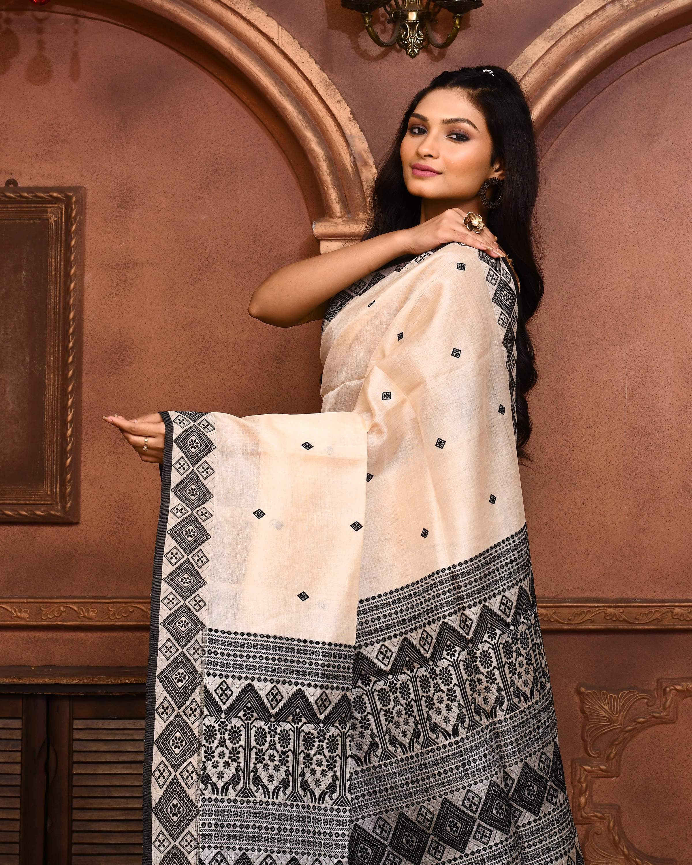 Piyari Fashion Off White Tussar Silk Jamdani Saree With Blouse Piece | Grocsy