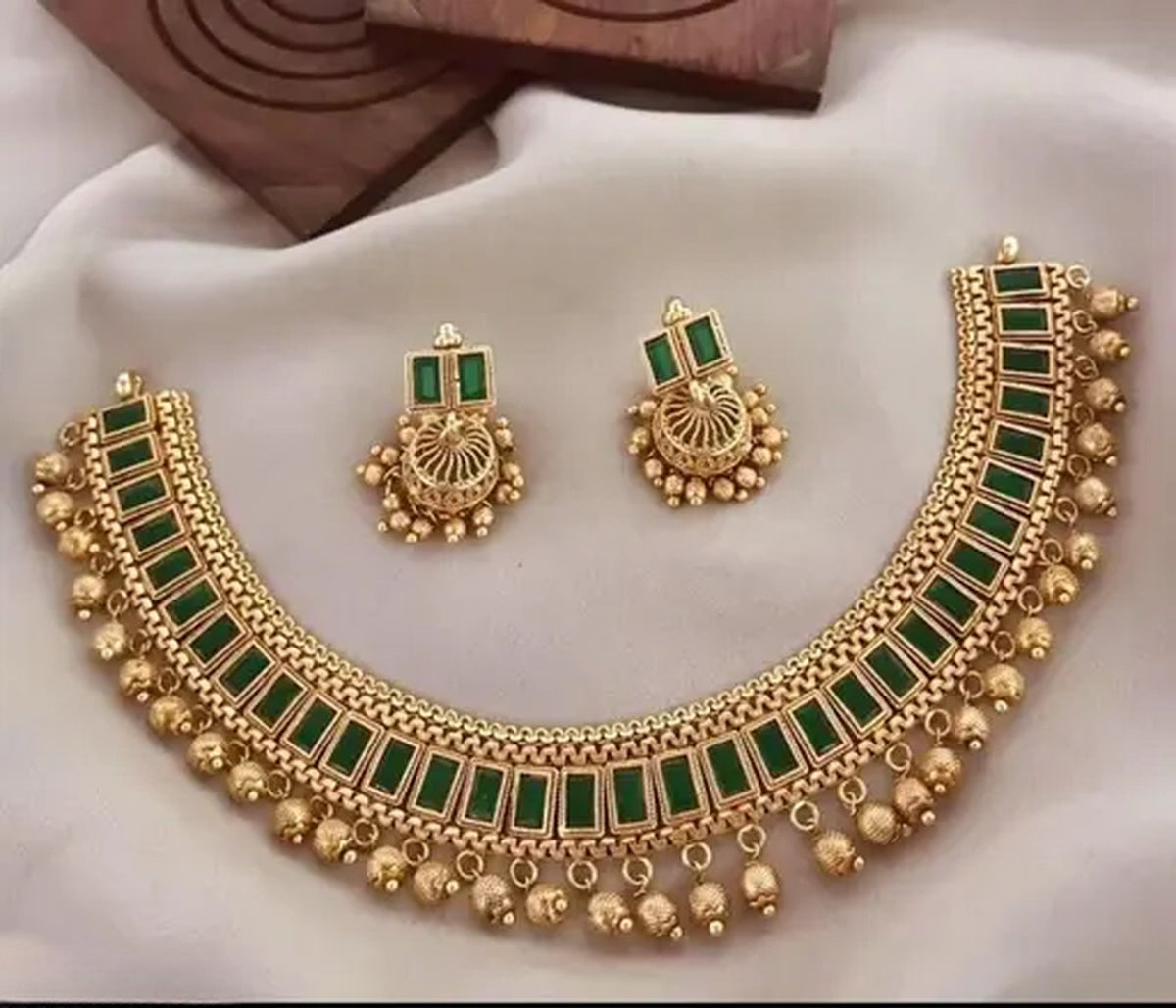 Jewel City Traditional Gold-Plated Kundan Choker Necklace with Green Stones & Beads – Ethnic Indian Jewelry for Weddings & Festivals | Grocsy