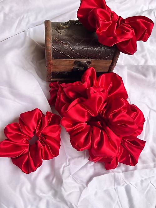 Diva Globe Red Bold Scrunchies | Grocsy