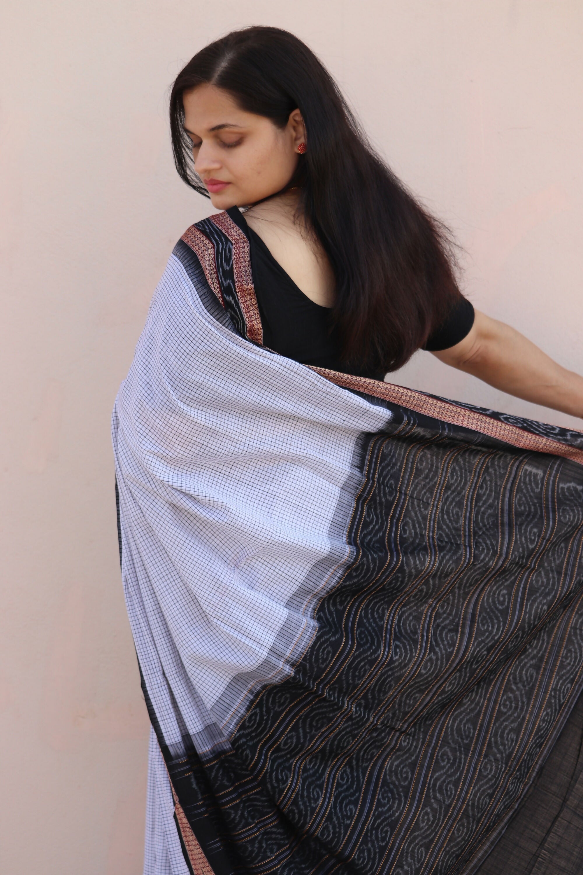 Earthyweaves White small Checked Sambalpuri Saree | Grocsy