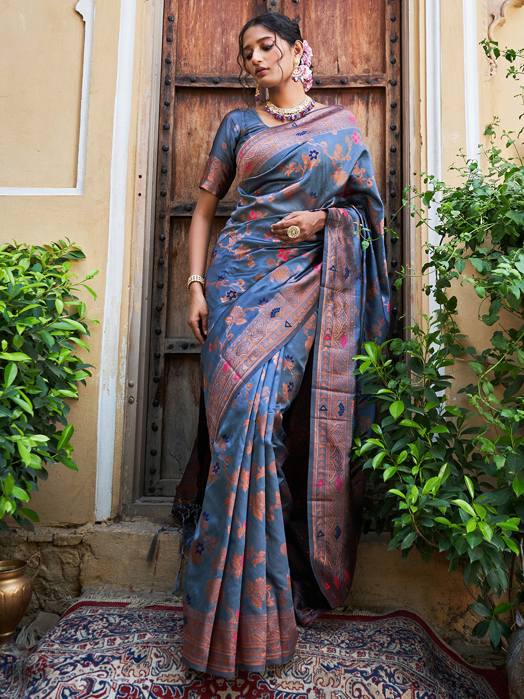 Janasya Grey Banarasi Silk Woven Dual Tone Floral Design Banarasi Silk Saree | Grocsy