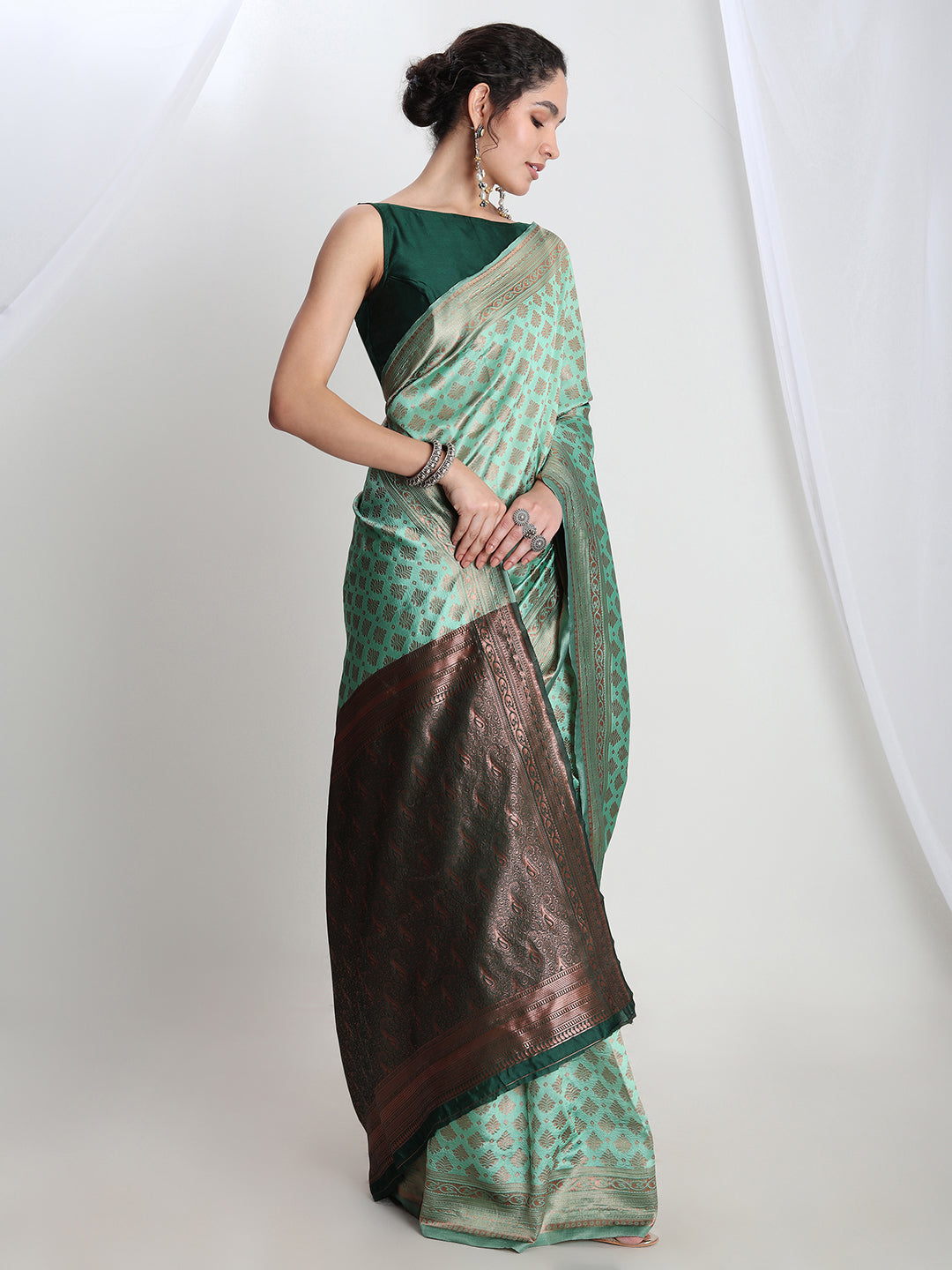 Janasya Light Green Silk Blend Ethnic Motifs Jacquard Saree | Grocsy