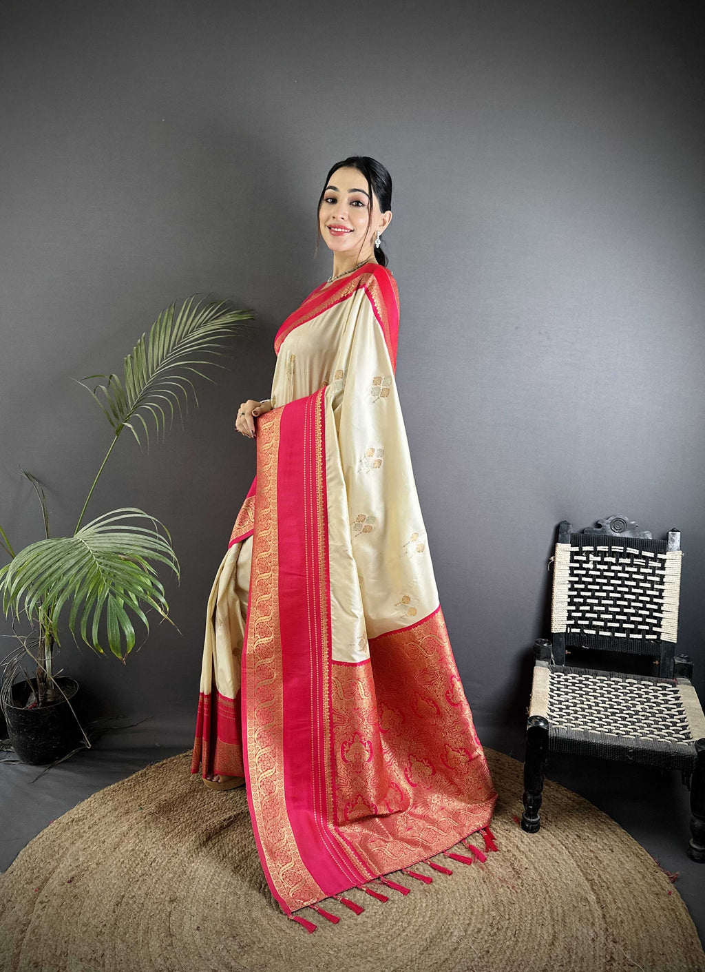 Sonakshi Women'S Offwhite Premium Soft Silk Zari Woven Traditional Saree With Blouse | Grocsy