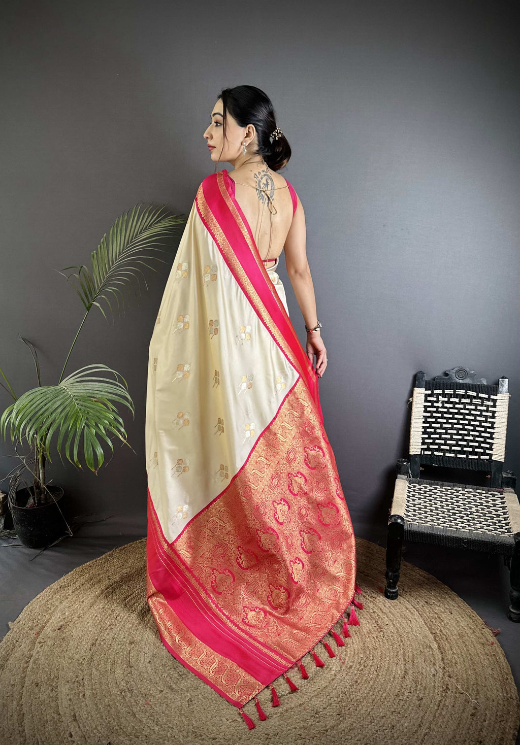 Sonakshi Women'S Offwhite Premium Soft Silk Zari Woven Traditional Saree With Blouse | Grocsy