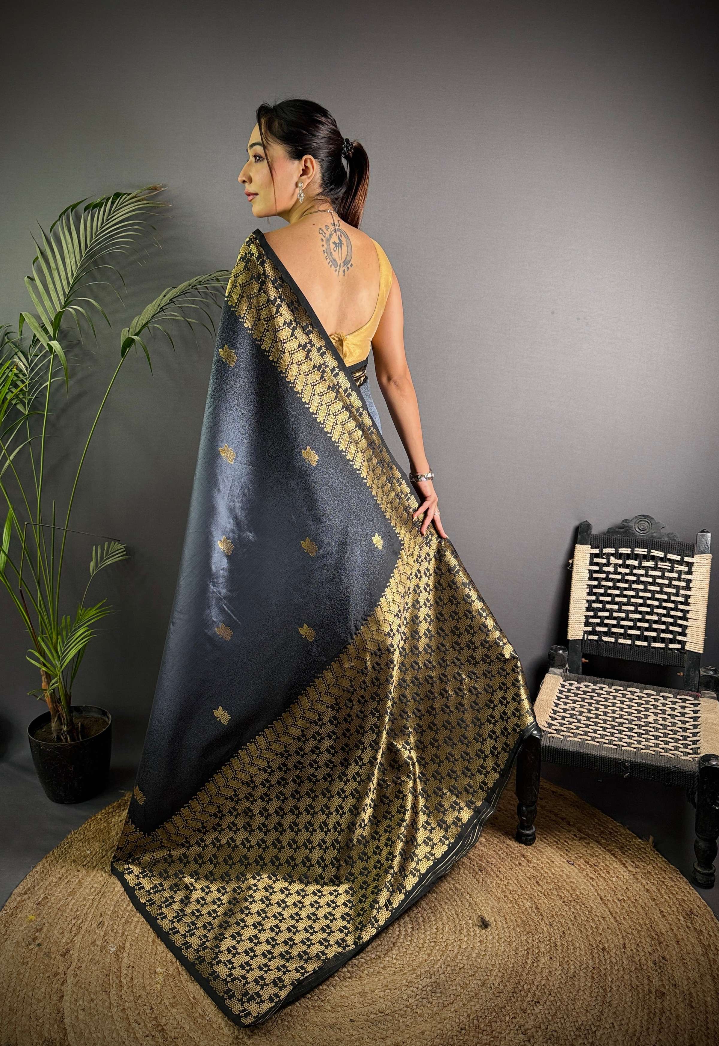 Sonakshi Women'S Grey Ikkat Silk Zari Woven Traditional Saree With Blouse | Grocsy