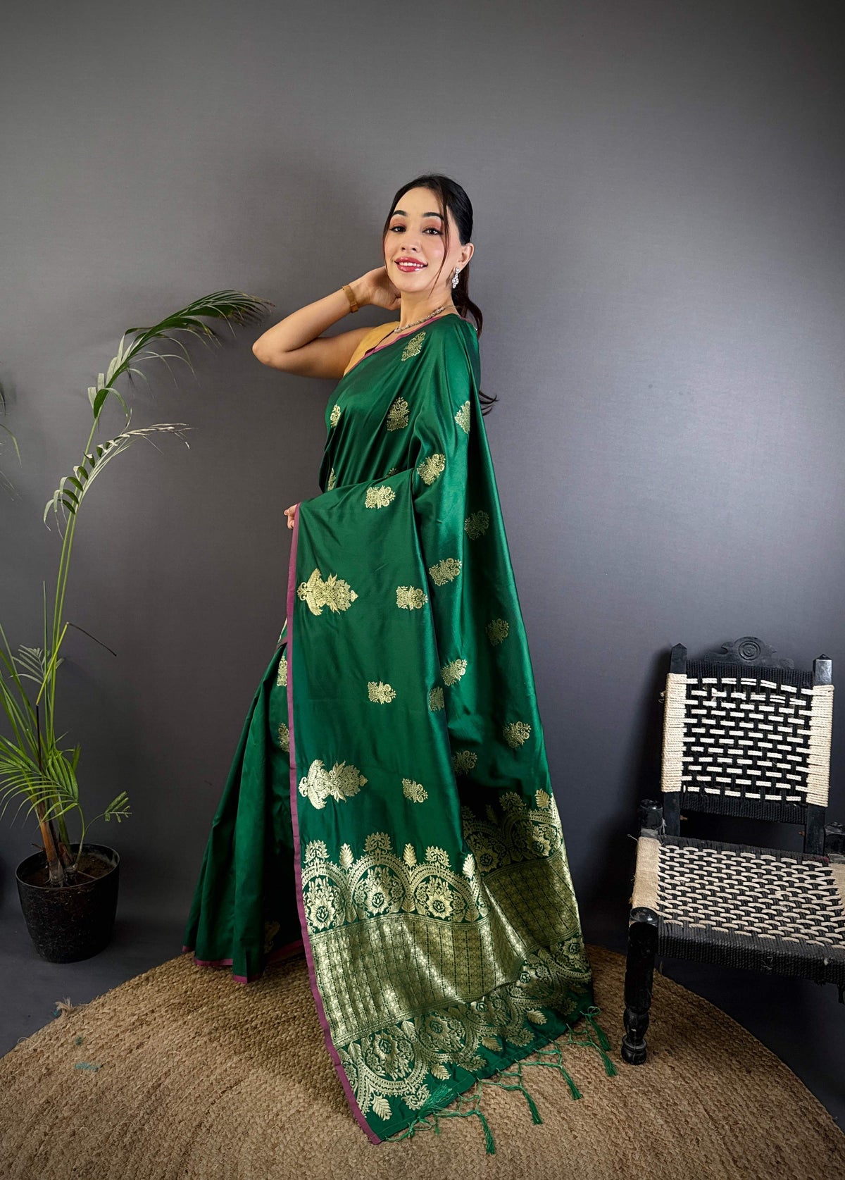 Sonakshi Women'S Ramagreen Pure Lichi Silk With Weaving Zari Traditional Saree With Blouse | Grocsy