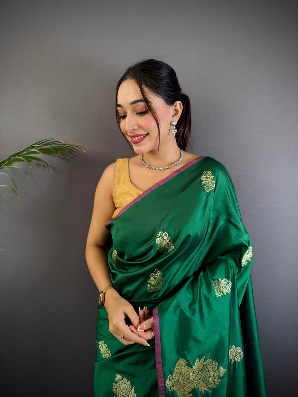 Sonakshi Women'S Ramagreen Pure Lichi Silk With Weaving Zari Traditional Saree With Blouse | Grocsy
