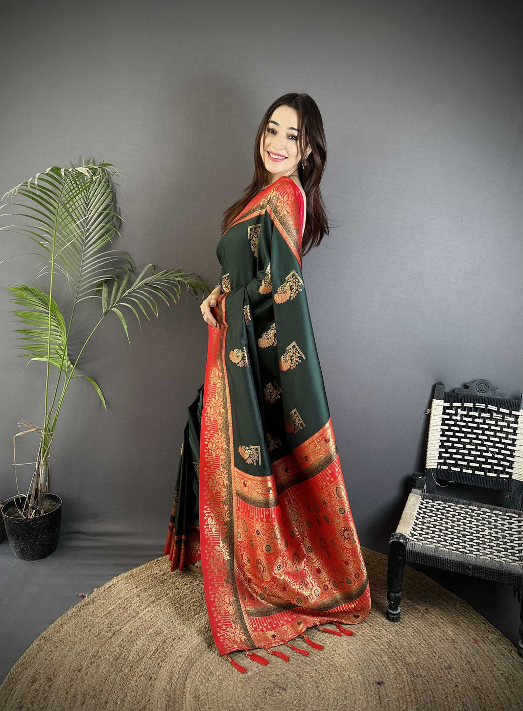 Sonakshi Women'S Black Pure Soft Banarasi Silk With Contrast Weaving Border And Pallu Traditional Saree With Blouse | Grocsy