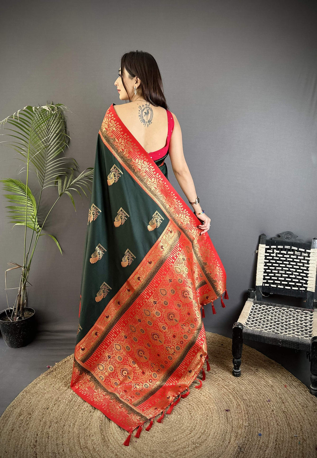 Sonakshi Women'S Black Pure Soft Banarasi Silk With Contrast Weaving Border And Pallu Traditional Saree With Blouse | Grocsy