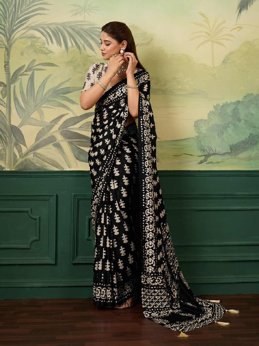 Dwija Fashion Women'S Party Wear Digital Printed With Mirror Work Chinon Silk Designer Saree With Unstitched Blouse-Black | Grocsy