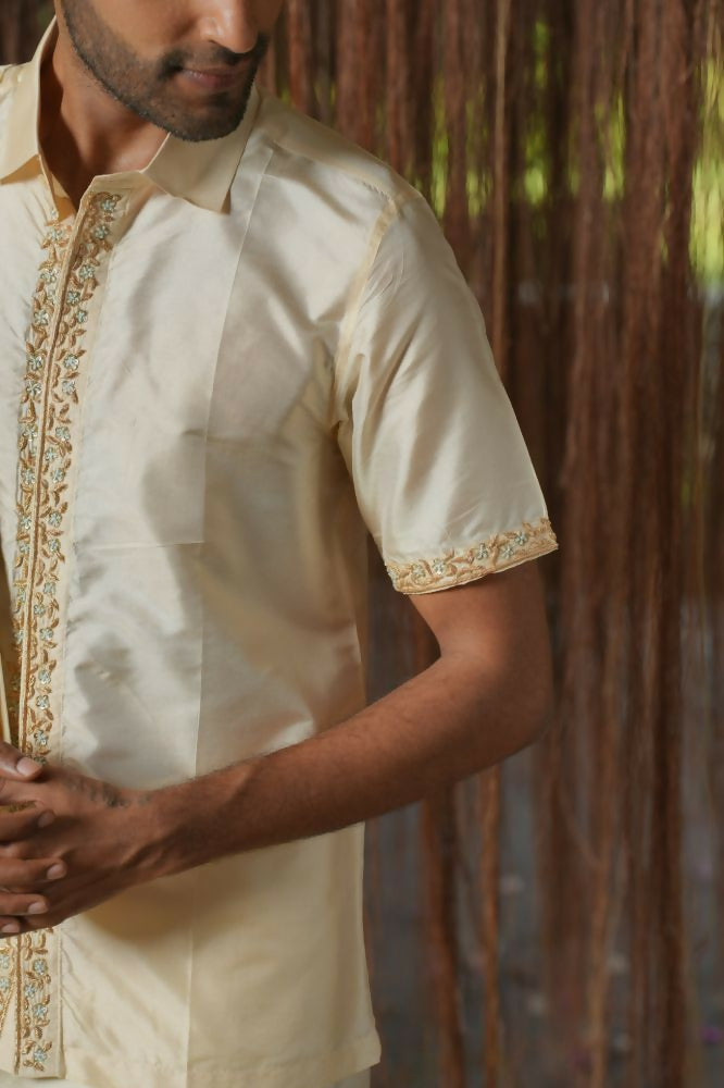 Sandstone Kanjivaram Machien Embroidered Pattu Set by Hilo Design | Grocsy