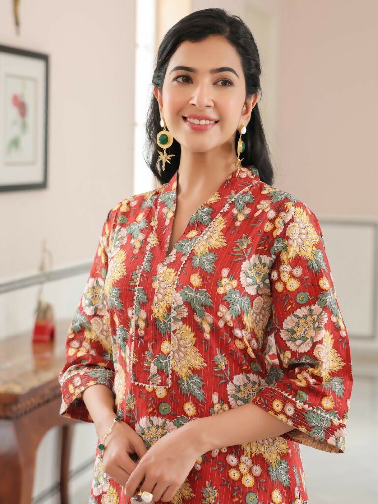 Aramya Straight Kantha Cotton Floral Print Women's Kurta - Red | Grocsy