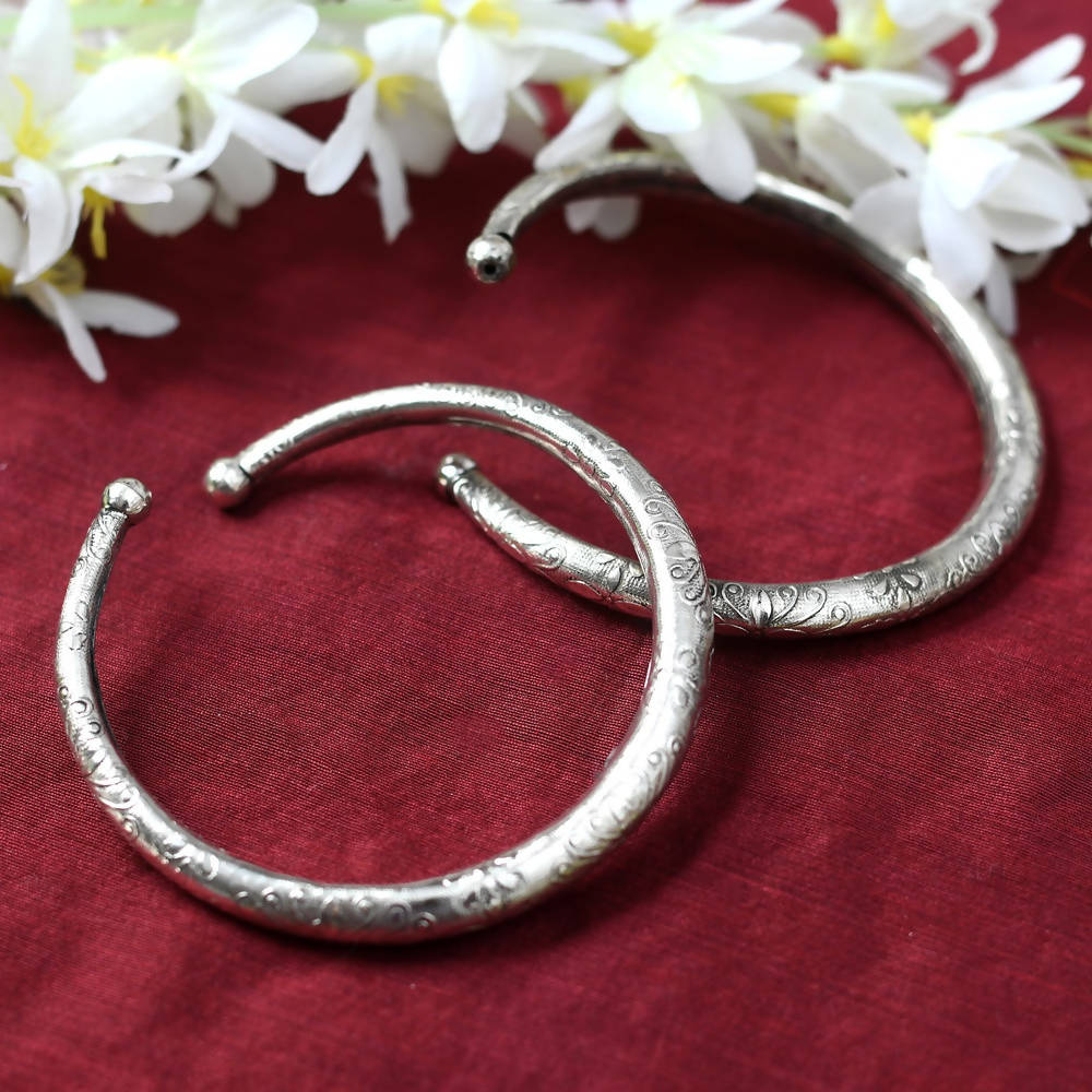 Mominos Fashion Kamal Johar Oxidised Silver Floral Pressing Style Anklets | Grocsy