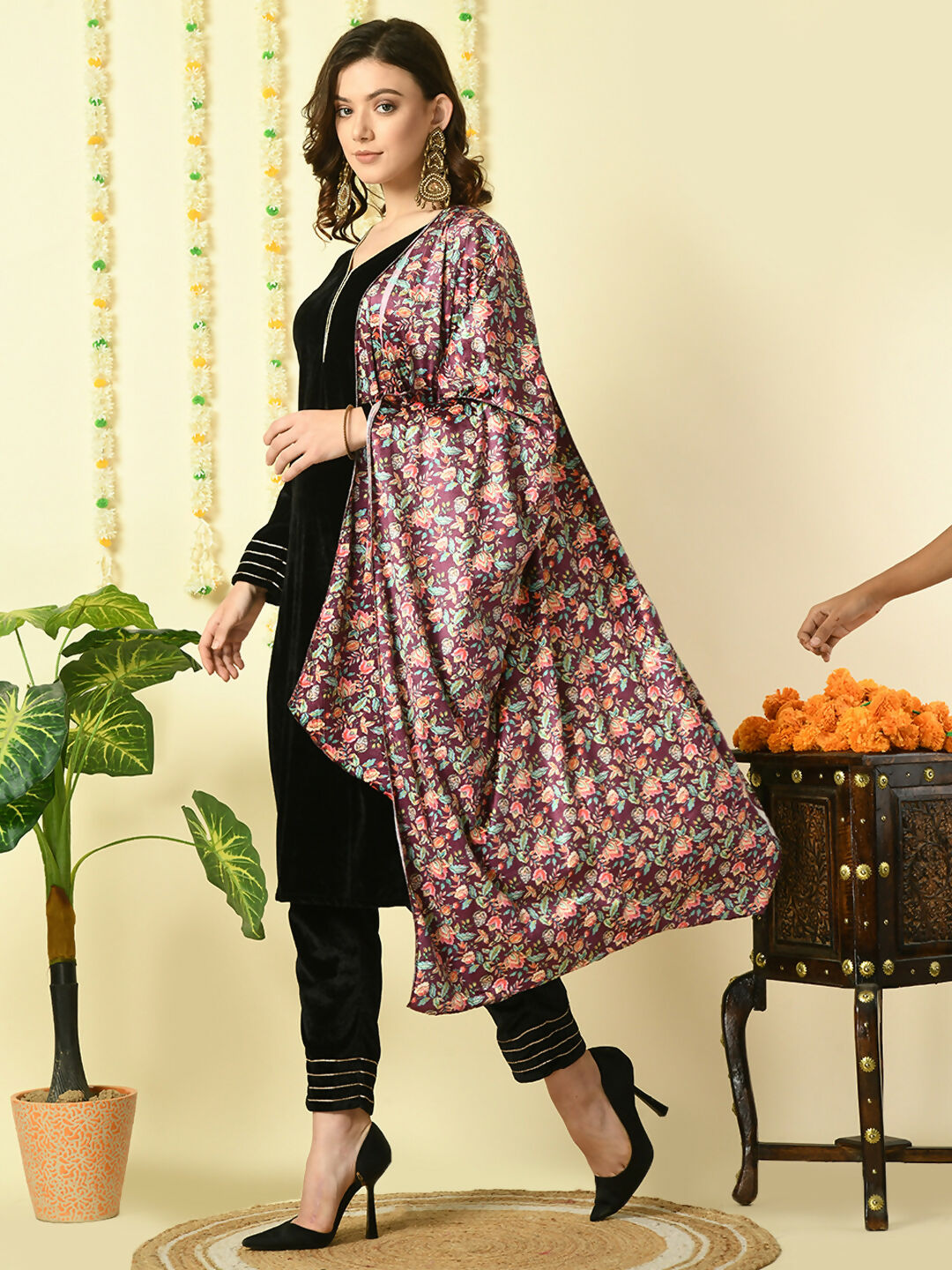 Myshka Women's Black Velvet Kurta & Trousers With Dupatta Party Sets | Grocsy