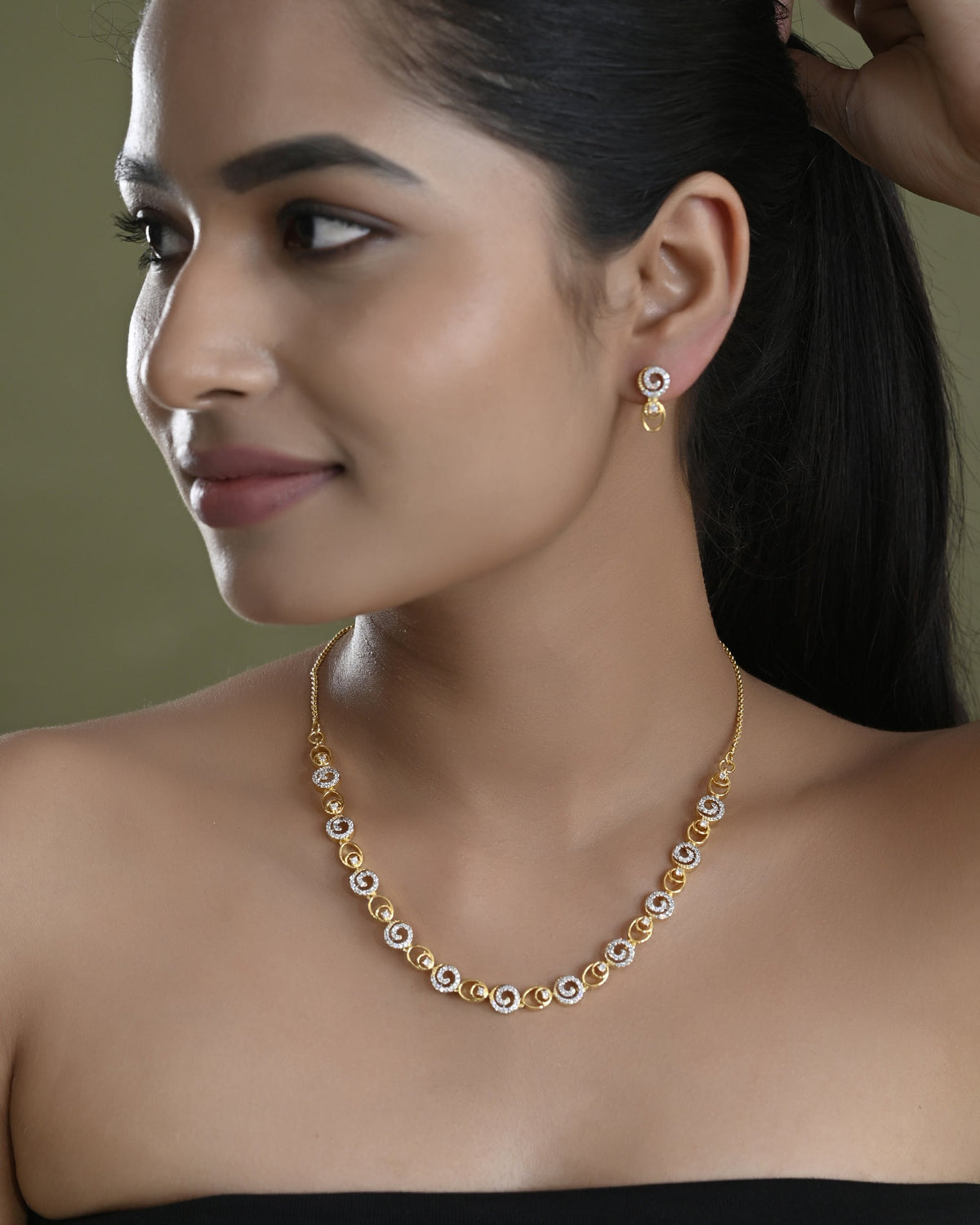 VOJ Gold-Polished Circular AD Jewellery Set