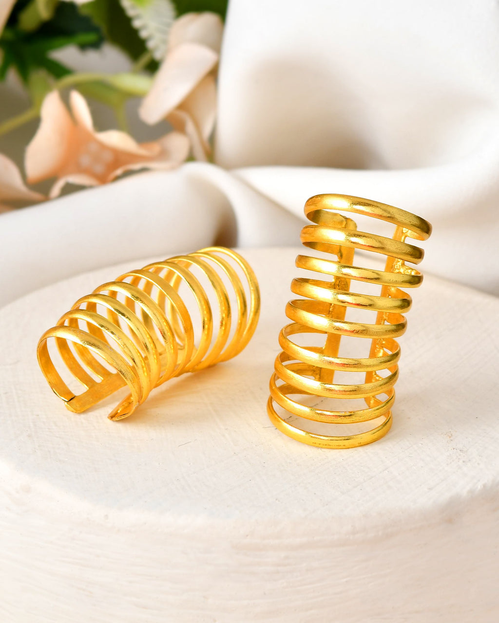 VOJ Gold Polished Circular Openable Ear Cuff