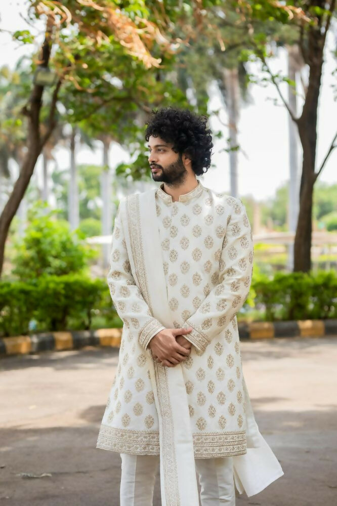 Iysian Silver Sherwani Set by Hilo Design | Grocsy