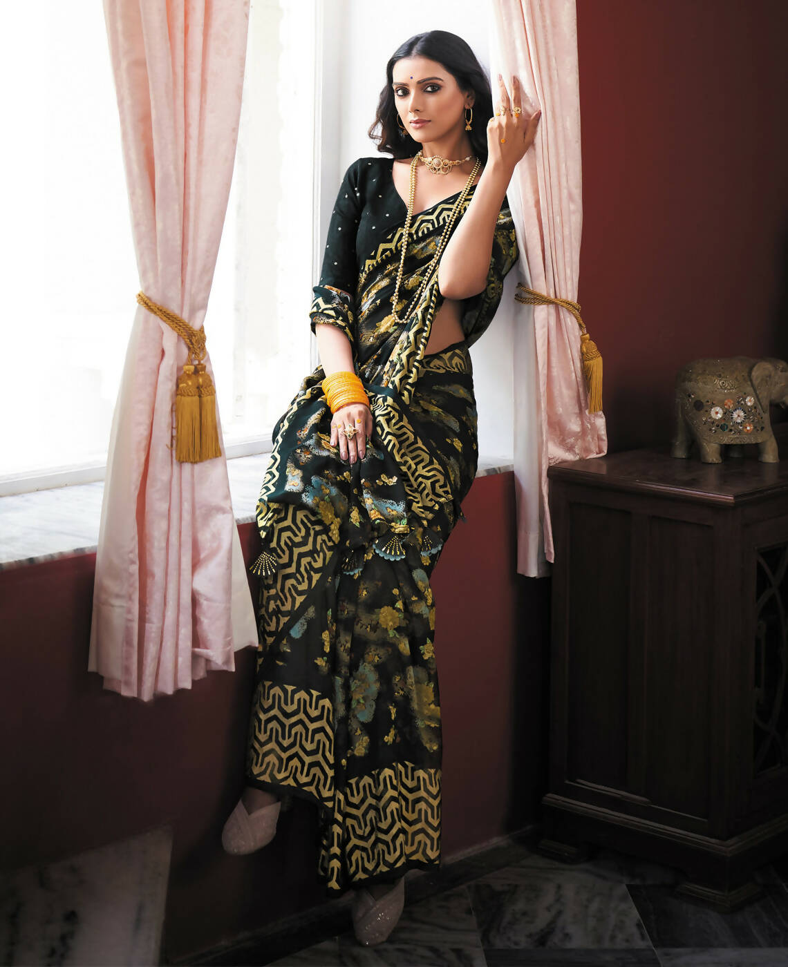 Black Georgette Brasso Floral Printed Saree With Unstitched Blouse Piece - Zyanya | Grocsy