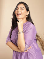 Janasya Pleated Muslin Lavender Embroidered V-Neck with Band Collar Kurta & Bottom | Grocsy