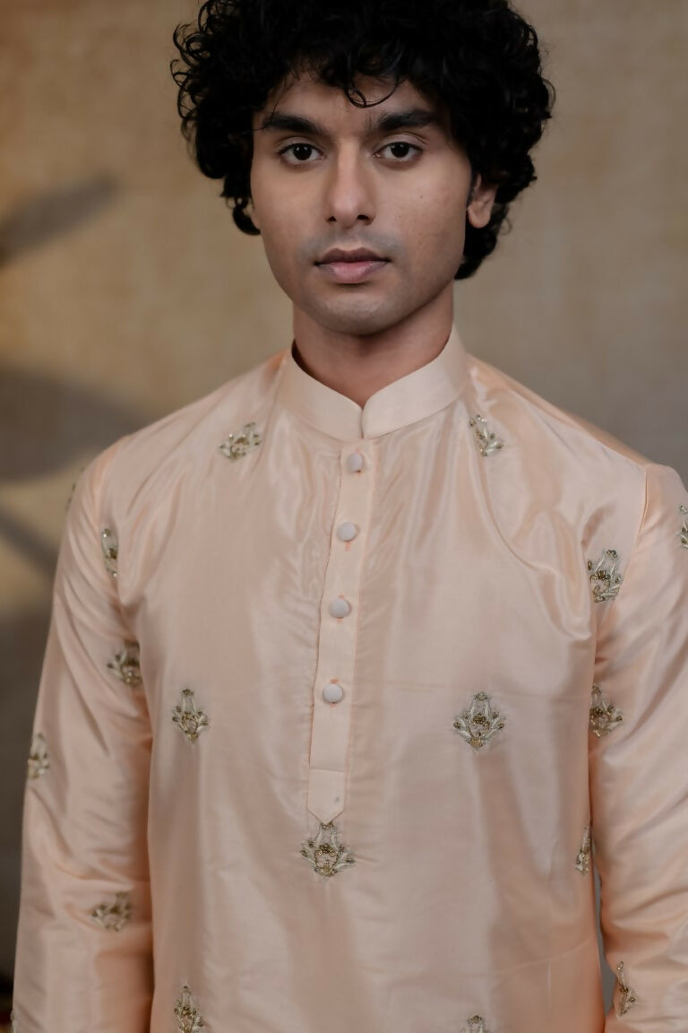 Semi Pattu Peach Ananta Kurta Set By Hilo Design | Grocsy